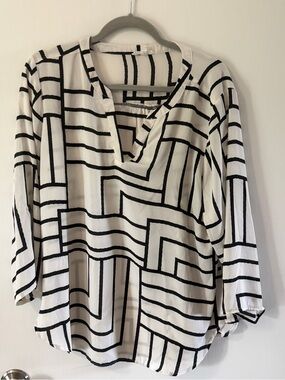 Women's Black & White Geometric V-Neck Blouse